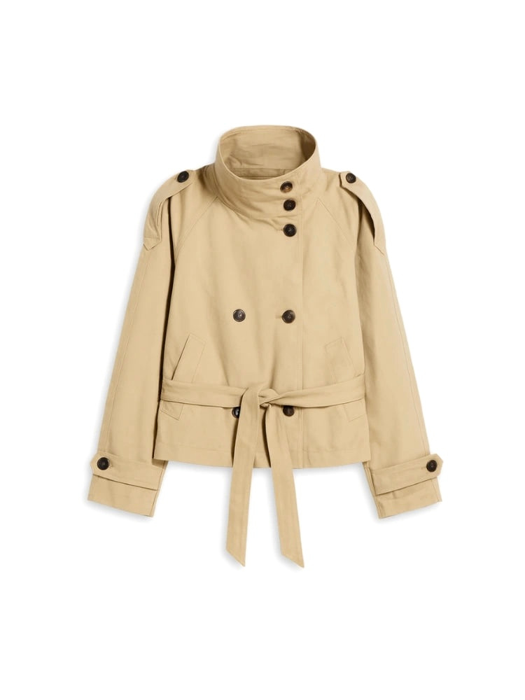 Cath cropped trench coat in a premium cotton-blend fabric with high neck, double-breasted closure, epaulettes, adjustable cuffs and waist-defining belt. Versatile autumn layer to pair with jeans, skirts or tailored trousers.