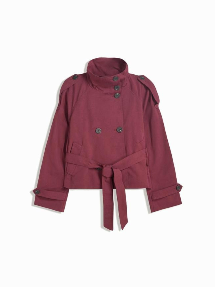 Cath cropped trench coat in a premium cotton-blend fabric with high neck, double-breasted closure, epaulettes, adjustable cuffs and waist-defining belt. Versatile autumn layer to pair with jeans, skirts or tailored trousers.