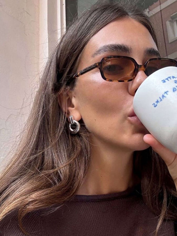 Amelia square-frame sunglasses with lightweight feel and full UV protection. Designed to flatter most face shapes and stay comfortable for daily wear. Dimensions: lenses 60×37 mm, bridge 20 mm, temples 136 mm.