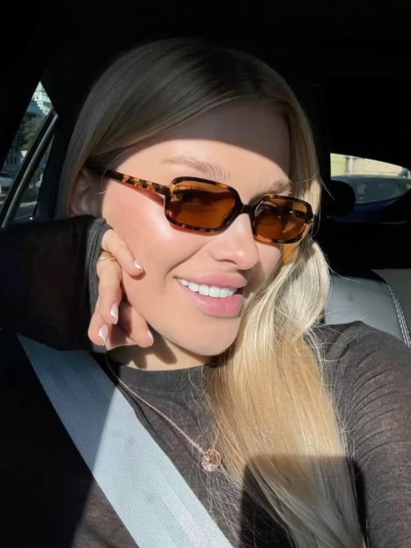 Amelia square-frame sunglasses with lightweight feel and full UV protection. Designed to flatter most face shapes and stay comfortable for daily wear. Dimensions: lenses 60×37 mm, bridge 20 mm, temples 136 mm.