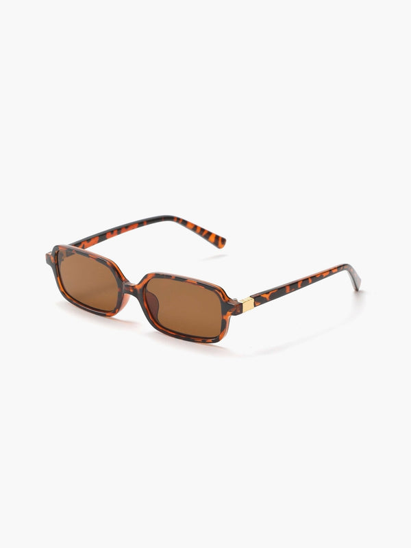 Amelia square-frame sunglasses with lightweight feel and full UV protection. Designed to flatter most face shapes and stay comfortable for daily wear. Dimensions: lenses 60×37 mm, bridge 20 mm, temples 136 mm.