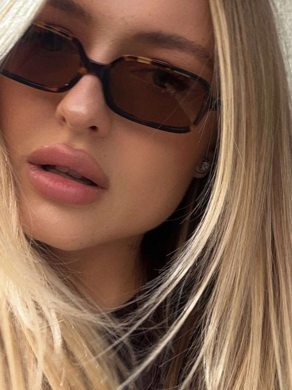 Amelia square-frame sunglasses with lightweight feel and full UV protection. Designed to flatter most face shapes and stay comfortable for daily wear. Dimensions: lenses 60×37 mm, bridge 20 mm, temples 136 mm.