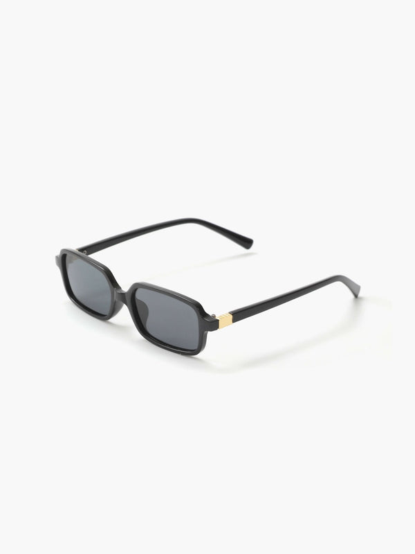 Amelia square-frame sunglasses with lightweight feel and full UV protection. Designed to flatter most face shapes and stay comfortable for daily wear. Dimensions: lenses 60×37 mm, bridge 20 mm, temples 136 mm.