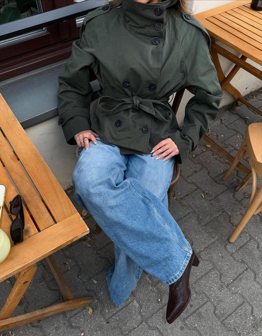 Cath cropped trench coat in a premium cotton-blend fabric with high neck, double-breasted closure, epaulettes, adjustable cuffs and waist-defining belt. Versatile autumn layer to pair with jeans, skirts or tailored trousers.