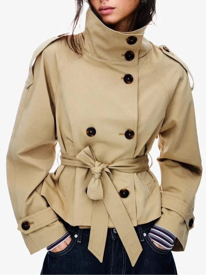Cath cropped trench coat in a premium cotton-blend fabric with high neck, double-breasted closure, epaulettes, adjustable cuffs and waist-defining belt. Versatile autumn layer to pair with jeans, skirts or tailored trousers.