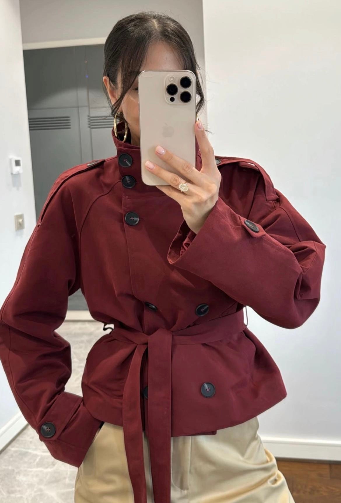 Cath cropped trench coat in a premium cotton-blend fabric with high neck, double-breasted closure, epaulettes, adjustable cuffs and waist-defining belt. Versatile autumn layer to pair with jeans, skirts or tailored trousers.