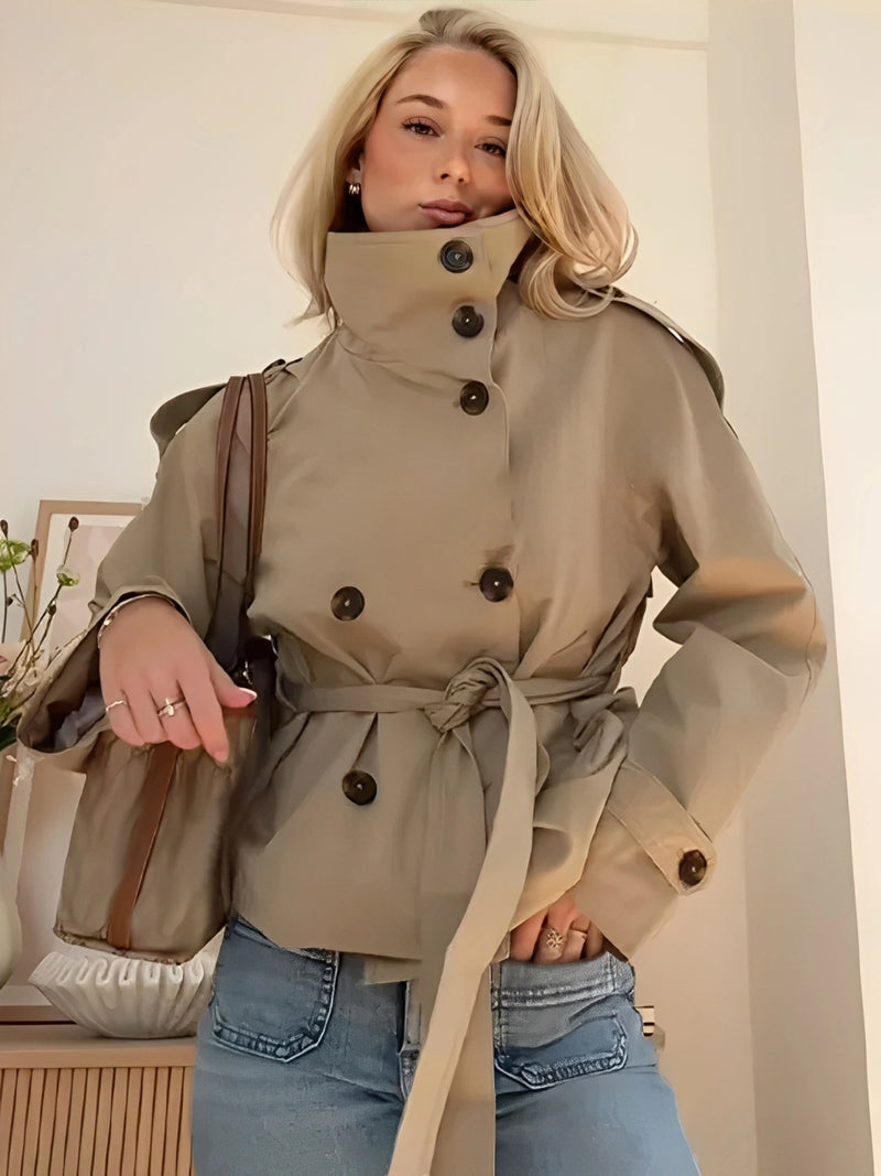 Cath cropped trench coat in a premium cotton-blend fabric with high neck, double-breasted closure, epaulettes, adjustable cuffs and waist-defining belt. Versatile autumn layer to pair with jeans, skirts or tailored trousers.