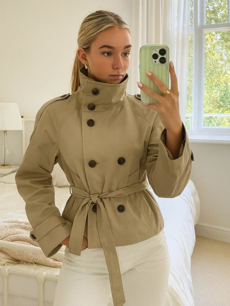 Cath cropped trench coat in a premium cotton-blend fabric with high neck, double-breasted closure, epaulettes, adjustable cuffs and waist-defining belt. Versatile autumn layer to pair with jeans, skirts or tailored trousers.