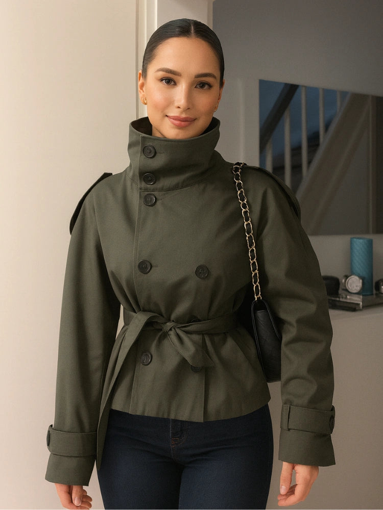 Cath cropped trench coat in a premium cotton-blend fabric with high neck, double-breasted closure, epaulettes, adjustable cuffs and waist-defining belt. Versatile autumn layer to pair with jeans, skirts or tailored trousers.