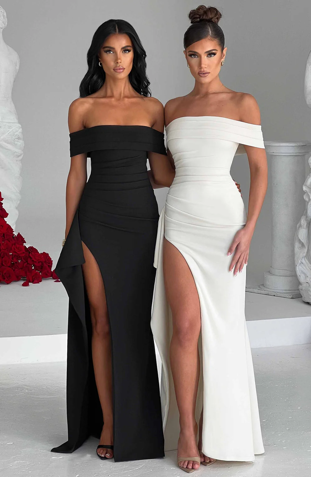 Juliet off-shoulder maxi dress with a banded neckline, waist ruching and a fluid side drape ending in a thigh-high slit. Soft stretch with elastane adapts to the body and smooths without showing folds. Composition: Cotton, Polyester, Elastane.