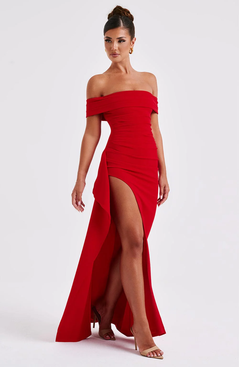 Juliet off-shoulder maxi dress with a banded neckline, waist ruching and a fluid side drape ending in a thigh-high slit. Soft stretch with elastane adapts to the body and smooths without showing folds. Composition: Cotton, Polyester, Elastane.