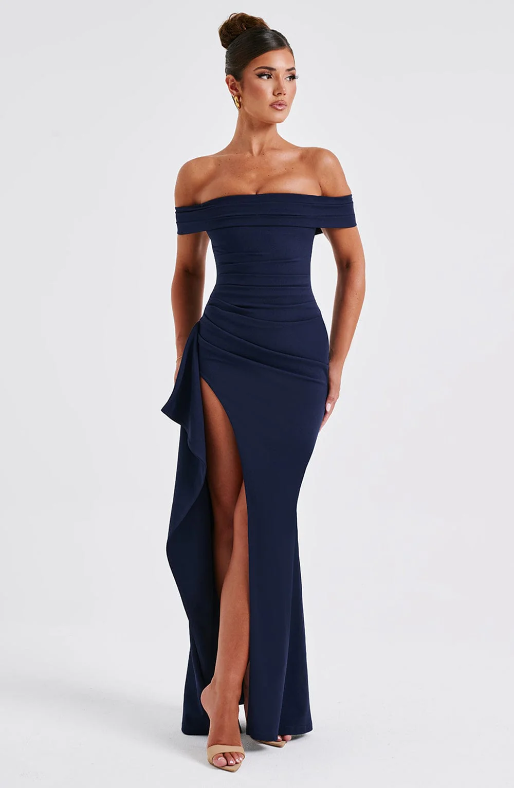 Juliet off-shoulder maxi dress with a banded neckline, waist ruching and a fluid side drape ending in a thigh-high slit. Soft stretch with elastane adapts to the body and smooths without showing folds. Composition: Cotton, Polyester, Elastane.
