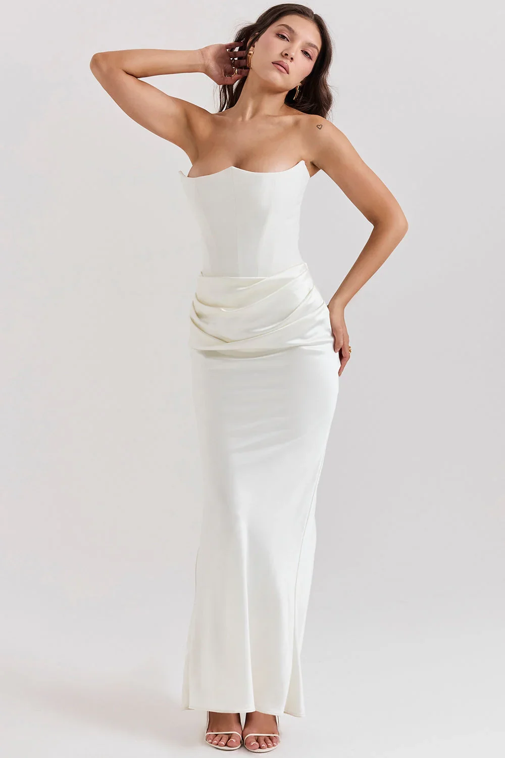 Madison corset maxi dress featuring a strapless structured bodice, soft draping at the hips and a body-skimming column silhouette. Lined for smooth coverage with gentle stretch that molds to the body. Composition: Cotton, Satin, Polyester, Elastane.