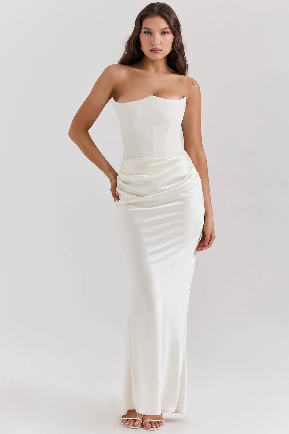 Madison corset maxi dress featuring a strapless structured bodice, soft draping at the hips and a body-skimming column silhouette. Lined for smooth coverage with gentle stretch that molds to the body. Composition: Cotton, Satin, Polyester, Elastane.