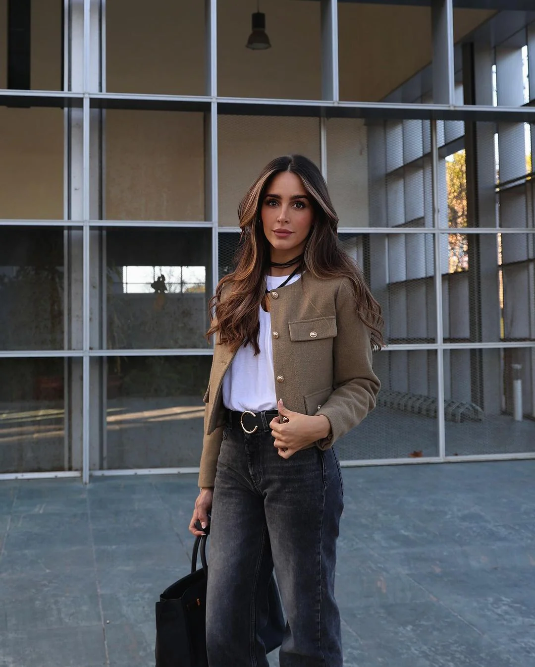 Vintage-inspired cropped jacket in a clean, round-neck design, finished with gold-tone buttons and four flap pockets. Tailored, waist-skimming silhouette in softly structured fabric adds a refined layer over dresses, denim or high-waisted trousers.