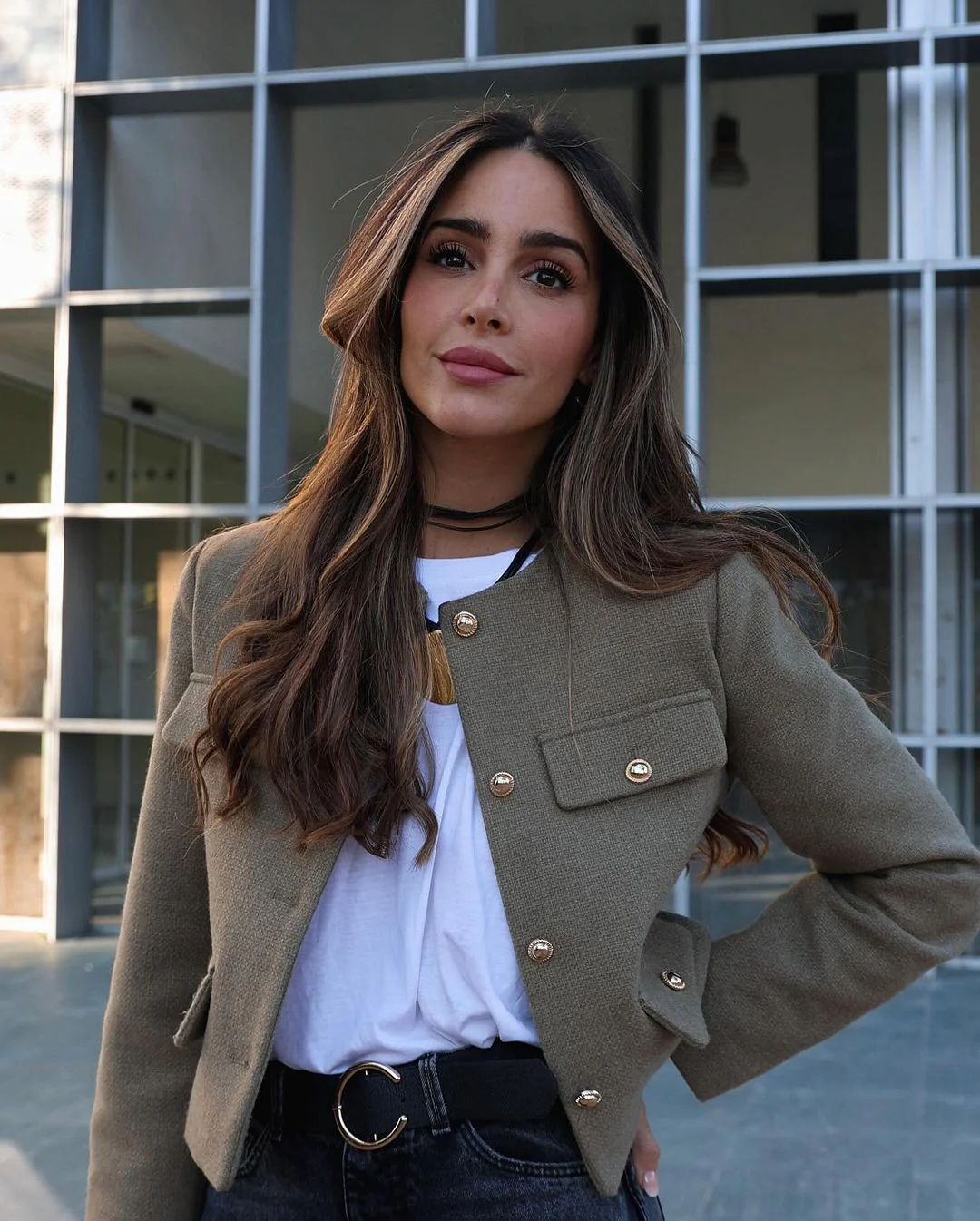 Vintage-inspired cropped jacket in a clean, round-neck design, finished with gold-tone buttons and four flap pockets. Tailored, waist-skimming silhouette in softly structured fabric adds a refined layer over dresses, denim or high-waisted trousers.