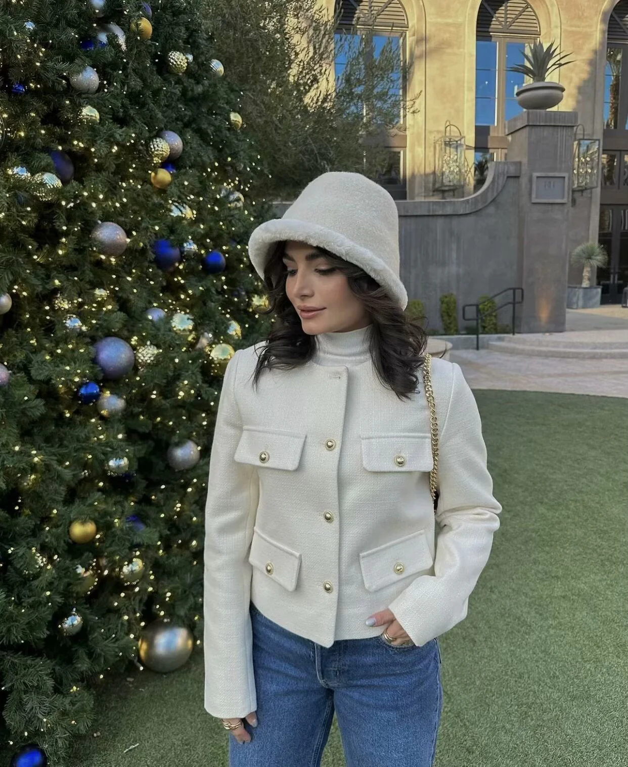 Vintage-inspired cropped jacket in a clean, round-neck design, finished with gold-tone buttons and four flap pockets. Tailored, waist-skimming silhouette in softly structured fabric adds a refined layer over dresses, denim or high-waisted trousers.