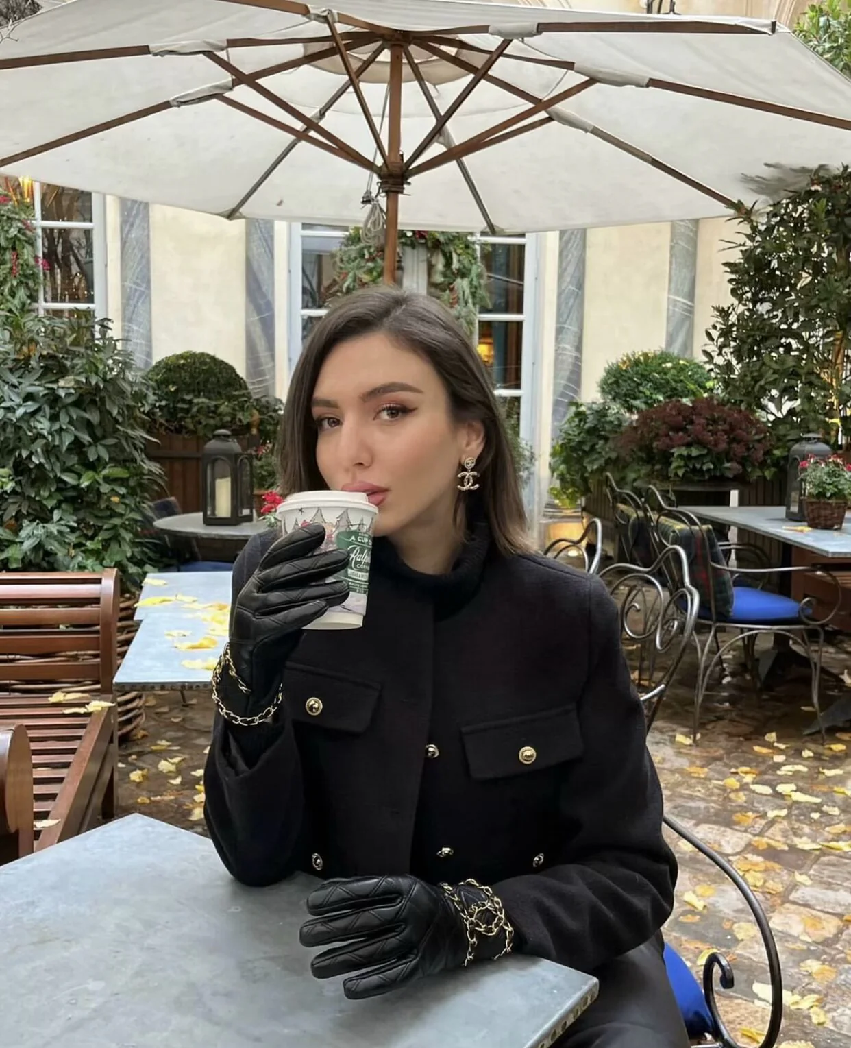 Vintage-inspired cropped jacket in a clean, round-neck design, finished with gold-tone buttons and four flap pockets. Tailored, waist-skimming silhouette in softly structured fabric adds a refined layer over dresses, denim or high-waisted trousers.