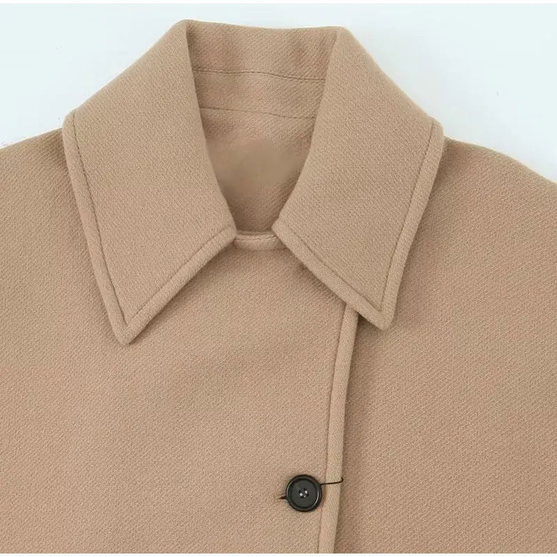 Reila oversized jacket in cotton and polyester with a relaxed, layer-ready silhouette and practical front pockets. A soft, comfortable coat for everyday warmth and modern elegance, ideal for casual outings and stylish gatherings.