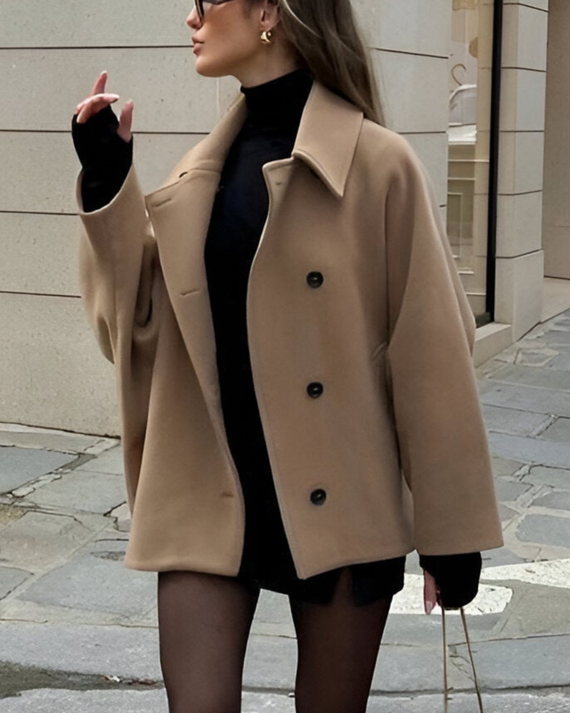 Reila oversized jacket in cotton and polyester with a relaxed, layer-ready silhouette and practical front pockets. A soft, comfortable coat for everyday warmth and modern elegance, ideal for casual outings and stylish gatherings.