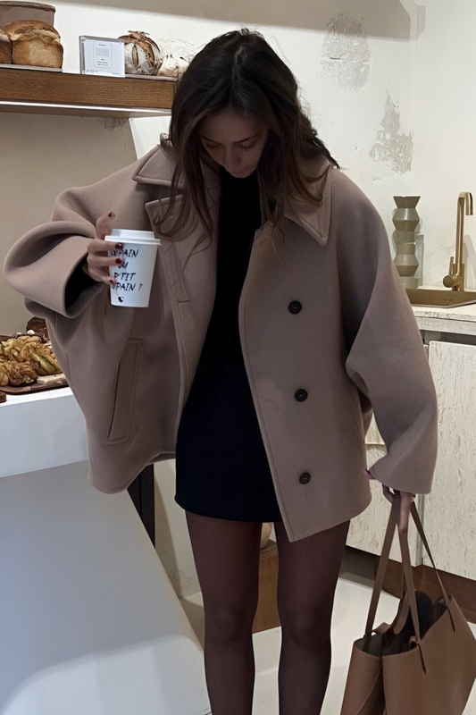 Reila oversized jacket in cotton and polyester with a relaxed, layer-ready silhouette and practical front pockets. A soft, comfortable coat for everyday warmth and modern elegance, ideal for casual outings and stylish gatherings.