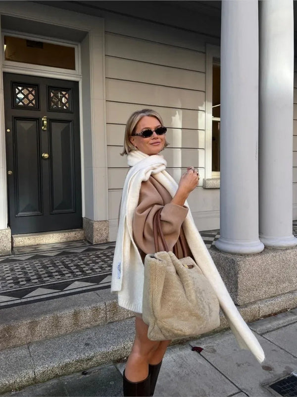 Reila oversized jacket in cotton and polyester with a relaxed, layer-ready silhouette and practical front pockets. A soft, comfortable coat for everyday warmth and modern elegance, ideal for casual outings and stylish gatherings.