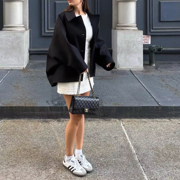 Reila oversized jacket in cotton and polyester with a relaxed, layer-ready silhouette and practical front pockets. A soft, comfortable coat for everyday warmth and modern elegance, ideal for casual outings and stylish gatherings.