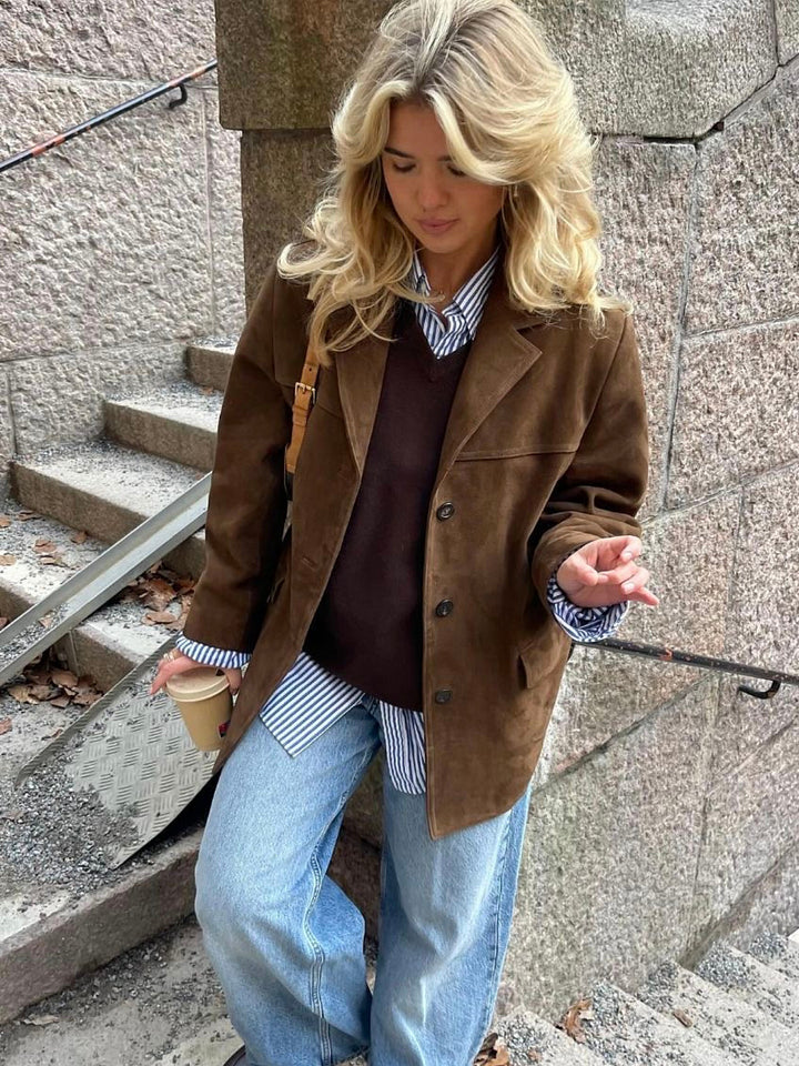 Women’s oversized brown faux-suede coat with relaxed silhouette, single-button closure and softly structured shoulders. Smooth, luxurious texture and easy drape for layering over trousers, denim or dresses—ideal for polished everyday autumn outfits.