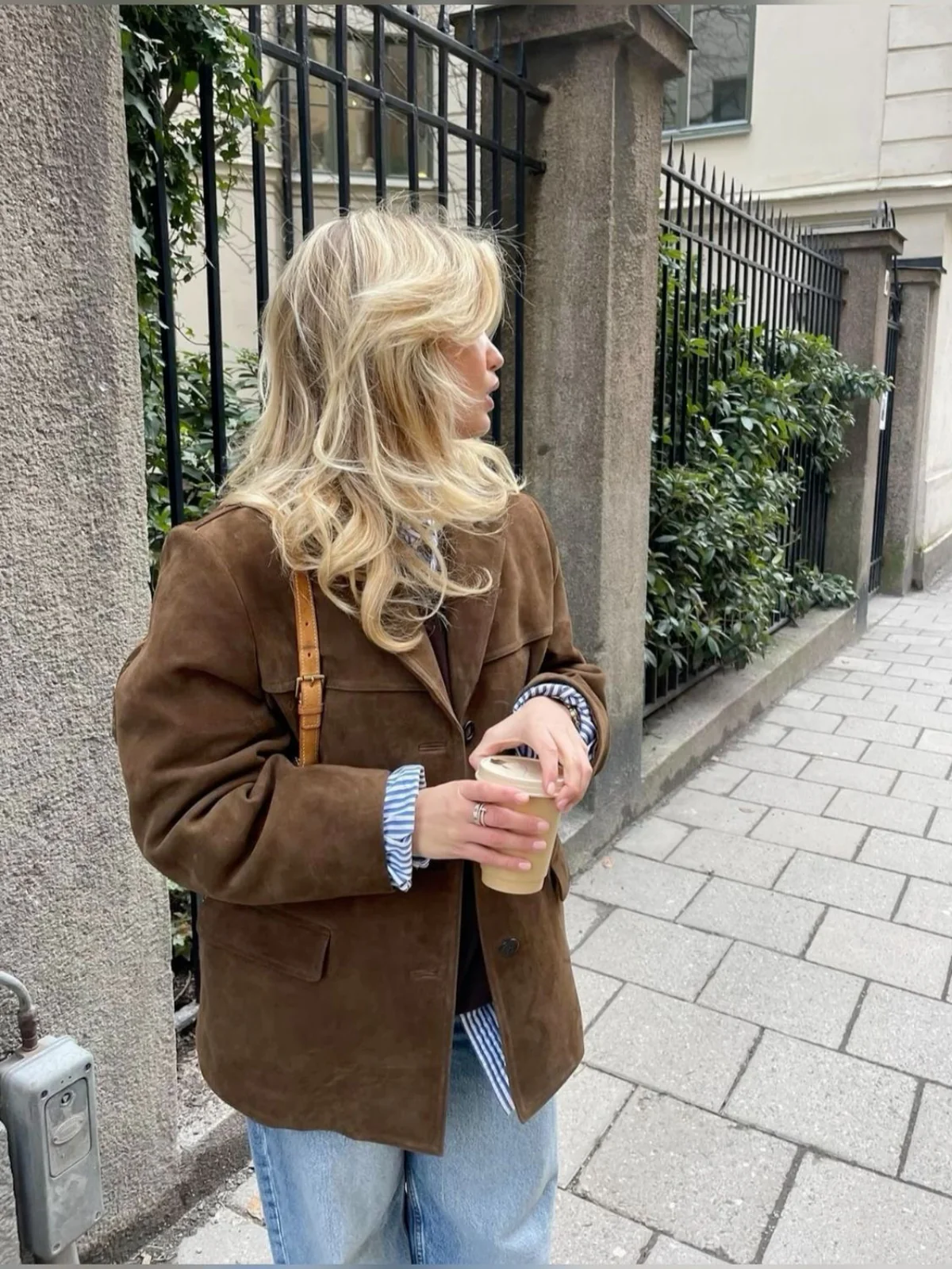Women’s oversized brown faux-suede coat with relaxed silhouette, single-button closure and softly structured shoulders. Smooth, luxurious texture and easy drape for layering over trousers, denim or dresses—ideal for polished everyday autumn outfits.