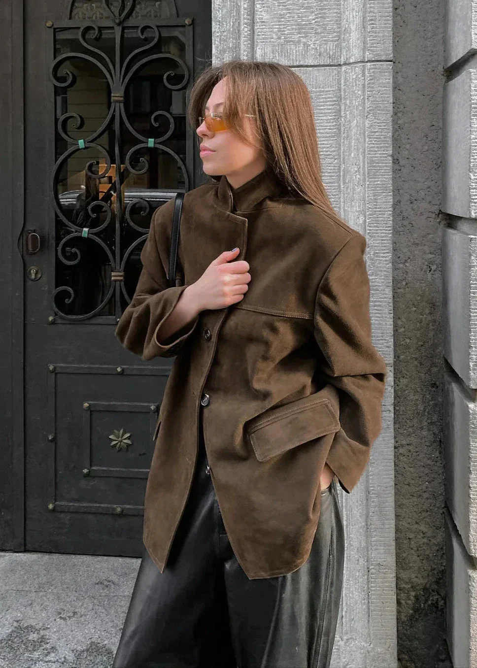Women’s oversized brown faux-suede coat with relaxed silhouette, single-button closure and softly structured shoulders. Smooth, luxurious texture and easy drape for layering over trousers, denim or dresses—ideal for polished everyday autumn outfits.